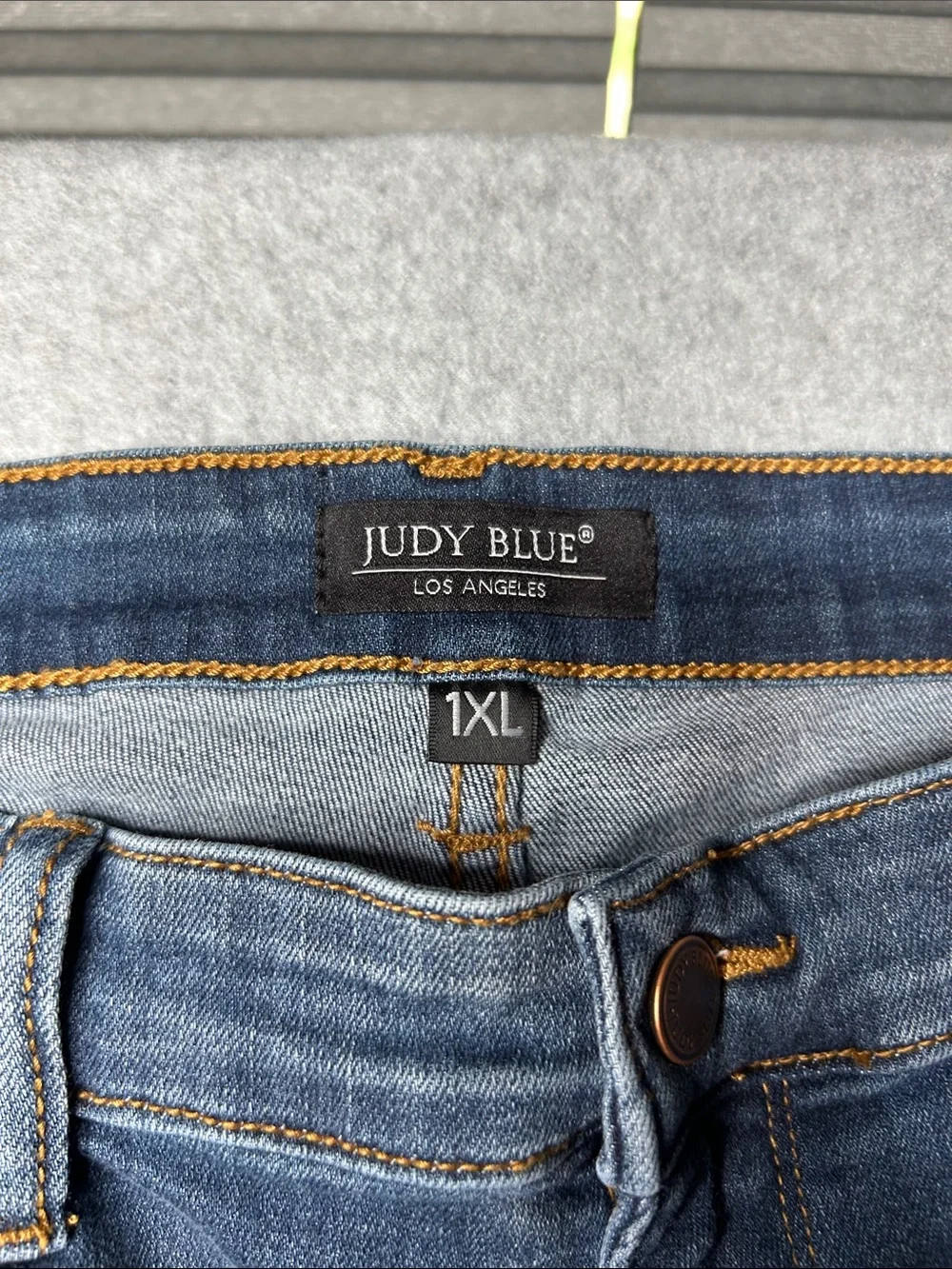 Judy Blue Distressed Jeans in Mid Blue with Red Patch Underlays‎
